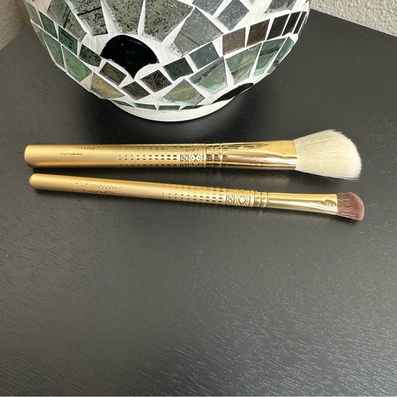 GUC MAC x Padma Lakshmi Makeup Brushes - Picture 1 of 2